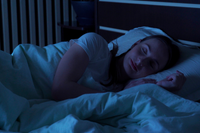 Faut-il laisser un bruit de fond toute la nuit : avantages et inconvénients ?