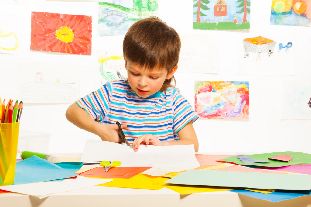 Une paire de ciseaux auto-rouvrantes pour enfants : l’alliée d’une découpe sans souci
