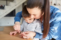 Mon enfant autiste refuse de se faire couper les ongles : 5 astuces pour une manucure sans crise
