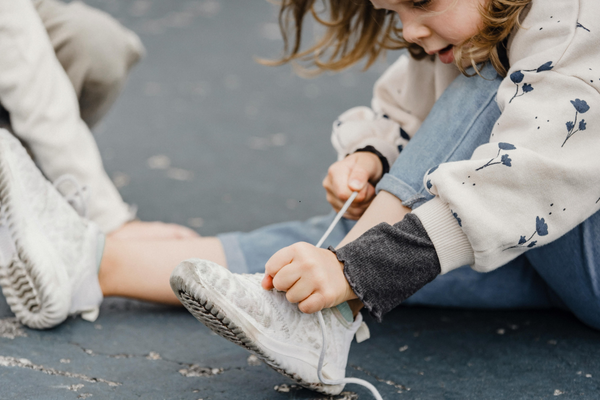 Comment aider un enfant autiste à chausser ses baskets sans stress ?