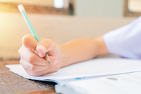 Mon enfant tient mal son crayon : comment l’aider avec un guide doigt ludique ?