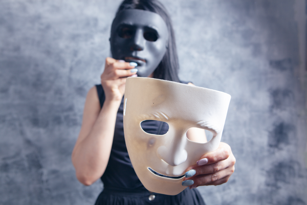 Personne autiste portant un masque social pour se conformer