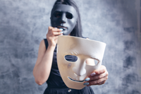 Personne autiste portant un masque social pour se conformer