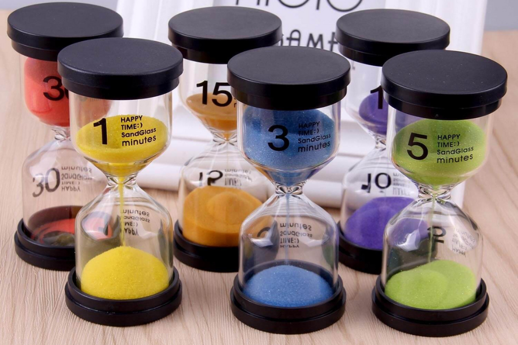 Les sabliers : un repère pratique pour stimuler l’autonomie chez l’enfant autiste