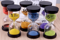 Les sabliers : un repère pratique pour stimuler l’autonomie chez l’enfant autiste