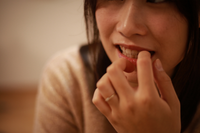 Personne autiste tapotant sa dent, exemple d'autostimulation (stimming)