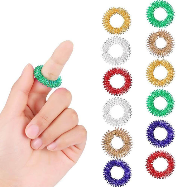 Variations de Bagues hérissées en plusieurs couleurs, avec une bague verte démontrée sur le doigt.