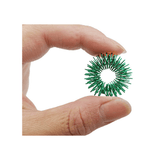 Vue rapprochée d’une bague hérissée verte, tenue entre deux doigts pour montrer ses picots