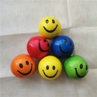 Lot de 6 balles anti-stress Smiley de différentes couleurs, empilées pour mettre en avant leur design souriant