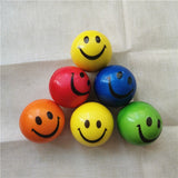 Lot de 6 balles anti-stress Smiley de différentes couleurs, empilées pour mettre en avant leur design souriant