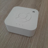 BEDDY-BYE Générateur de bruit blanc posé sur une table, idéal pour faciliter l'endormissement et améliorer la qualité du sommeil