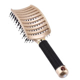 Vue arrière de la brosse à cheveux dorée, mettant en valeur son design incurvé et son manche antidérapant