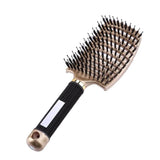 Brosse à cheveux dorée avec des poils en nylon, une structure incurvée et une poignée noire antidérapante pour un confort optimal.