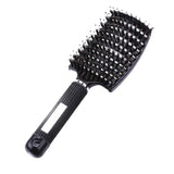 Brosse à cheveux noire avec un design ergonomique et des picots anti-statiques pour un démêlage facile