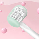 Zoom sur la tête de la brosse à dents 3D pour enfant, avec trois côtés pour un nettoyage optimal des dents