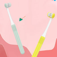 Deux modèles de brosses à dents 3D pour enfant, en vert et jaune, avec une poignée ergonomique et un design ludique