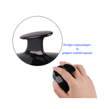 Zoom sur la brosse à shampoing noire avec une poignée ergonomique et antidérapante, idéale pour un usage confortable