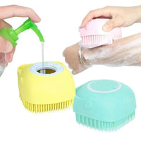 Présentation de plusieurs Brosse de douche doseuse en rose, jaune et vert, avec leur réservoir de savon intégré