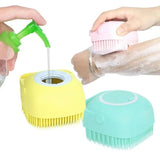 Présentation de plusieurs Brosse de douche doseuse en rose, jaune et vert, avec leur réservoir de savon intégré