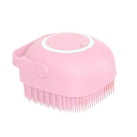 Brosse de douche doseuse rose, dotée de picots en silicone pour un nettoyage en douceur.