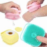 Application de la Brosse de douche doseuse rose pour faire mousser et nettoyer le bras