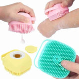 Application de la Brosse de douche doseuse rose pour faire mousser et nettoyer le bras