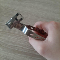 Coupe-ongles EasyCut tenu en main, montrant une prise en main facile pour une utilisation précise