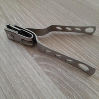 Coupe-ongles EasyCut ouvert, conçu en acier inoxydable avec des trous pour un design léger et ergonomique