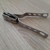 Coupe-ongles EasyCut ouvert, conçu en acier inoxydable avec des trous pour un design léger et ergonomique