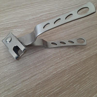 Coupe-ongles EasyCut fermé, avec son design en acier inoxydable et ses trous pour une meilleure légèreté