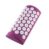 Gros plan sur le coussin d’acupression violet, doté de pointes en plastique stimulant la nuque et les cervicales
