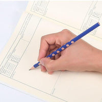 Crayon ergonomique utilisé pour écrire, offrant une meilleure stabilité et un confort optimal