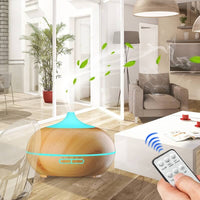 Diffuseur d'huiles essentielles en bois clair, créant une ambiance apaisante dans un intérieur moderne