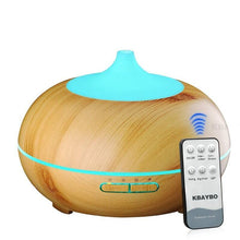 Diffuseur d'huiles essentielles en finition bois foncé avec télécommande, offrant un éclairage LED et un mode brume réglable