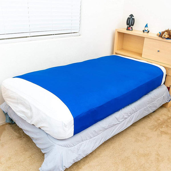 Drap de compression bleu posé sur un lit dans une chambre, idéal pour rassurer et améliorer la qualité du sommeil