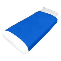 Drap de compression bleu installé sur un lit simple, offrant une légère pression apaisante