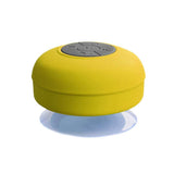 Enceinte portable waterproof jaune avec connexion Bluetooth, parfaite pour écouter de la musique dans la salle de bain ou au bord de la piscine.