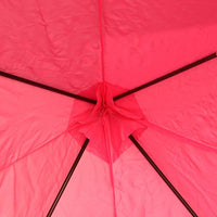 Vue de l’intérieur d’une tente châteaux rose, mettant en évidence les tiges de soutien