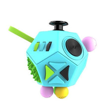 Fidget Cube pentagone noir avec roulettes, boutons et surfaces en relief pour une stimulation sensorielle et anti-stress.