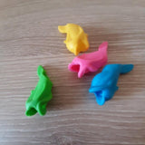 Lot de guide doigt poisson en plusieurs couleurs (jaune, rose, vert, bleu), conçu pour favoriser une meilleure préhension