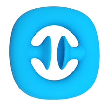 Hand Strength rouge tenu dans une main, pour exercer la préhension et développer la motricité fine