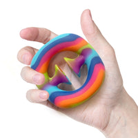 Hand Strength multicolore tenu dans une main, idéal pour renforcer la préhension et soulager le stress