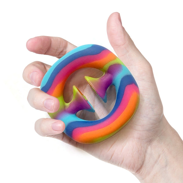Hand Strength multicolore tenu dans une main, idéal pour renforcer la préhension et soulager le stress