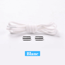 Gros plan sur une chaussure de sport grise munie de lacets élastiques avec embout métallique, offrant un laçage rapide et sécurisé