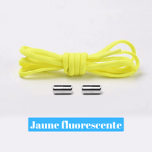 Gros plan sur une chaussure de sport grise munie de lacets élastiques avec embout métallique, offrant un laçage rapide et sécurisé