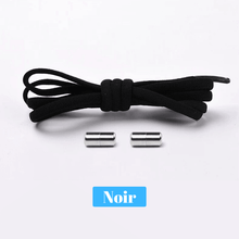 Gros plan sur une chaussure de sport grise munie de lacets élastiques avec embout métallique, offrant un laçage rapide et sécurisé