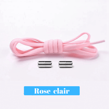 Gros plan sur une chaussure de sport grise munie de lacets élastiques avec embout métallique, offrant un laçage rapide et sécurisé