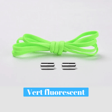 Gros plan sur une chaussure de sport grise munie de lacets élastiques avec embout métallique, offrant un laçage rapide et sécurisé