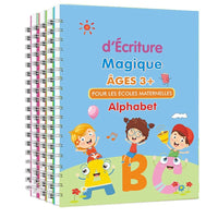 Pile de cahiers d’Écriture Magique Âges 3+, chaque ouvrage se concentrant sur un domaine (Alphabet, Numéro, Mathématique, Dessin), adaptés aux enfants de maternelle.