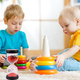 Deux enfants jouant avec un sablier de 30 minutes au sable rouge, pratique pour gérer le temps de jeu et favoriser l’autonomie.